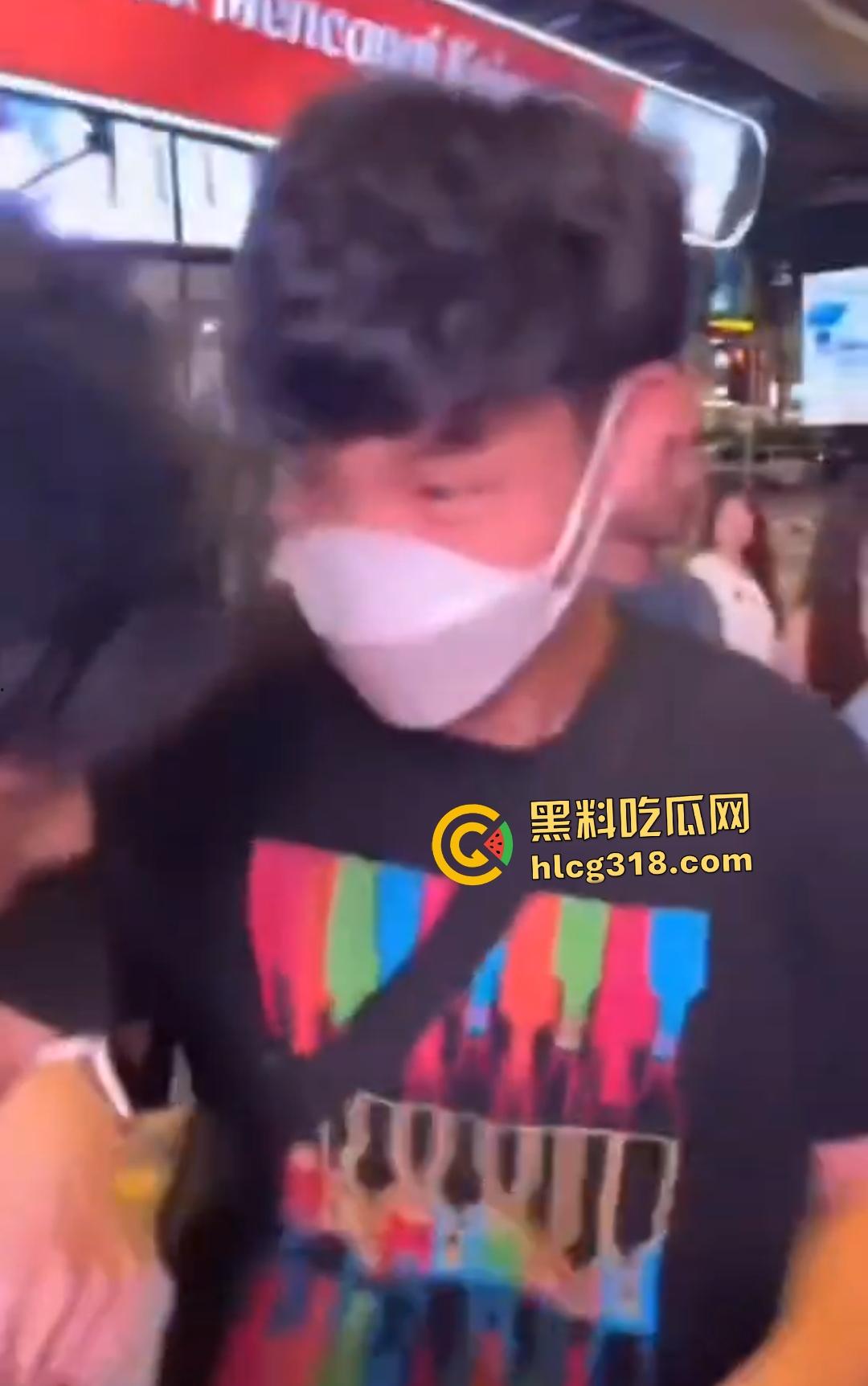 男子街头戴口罩偷拍裙底翻车被抓现行!想逃跑遭小伙群围裸缴,还露出真面目!-2