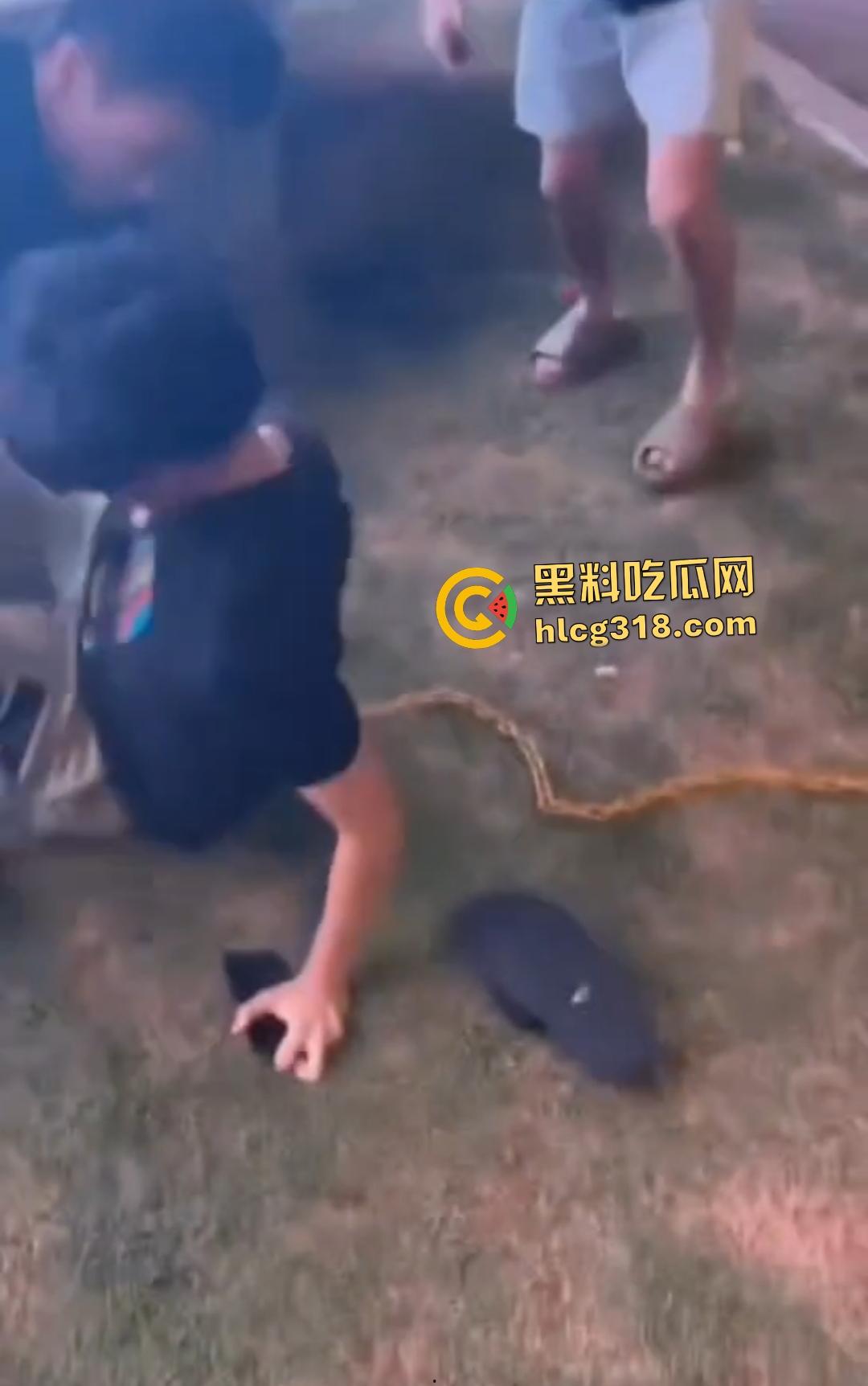 男子街头戴口罩偷拍裙底翻车被抓现行!想逃跑遭小伙群围裸缴,还露出真面目!-5