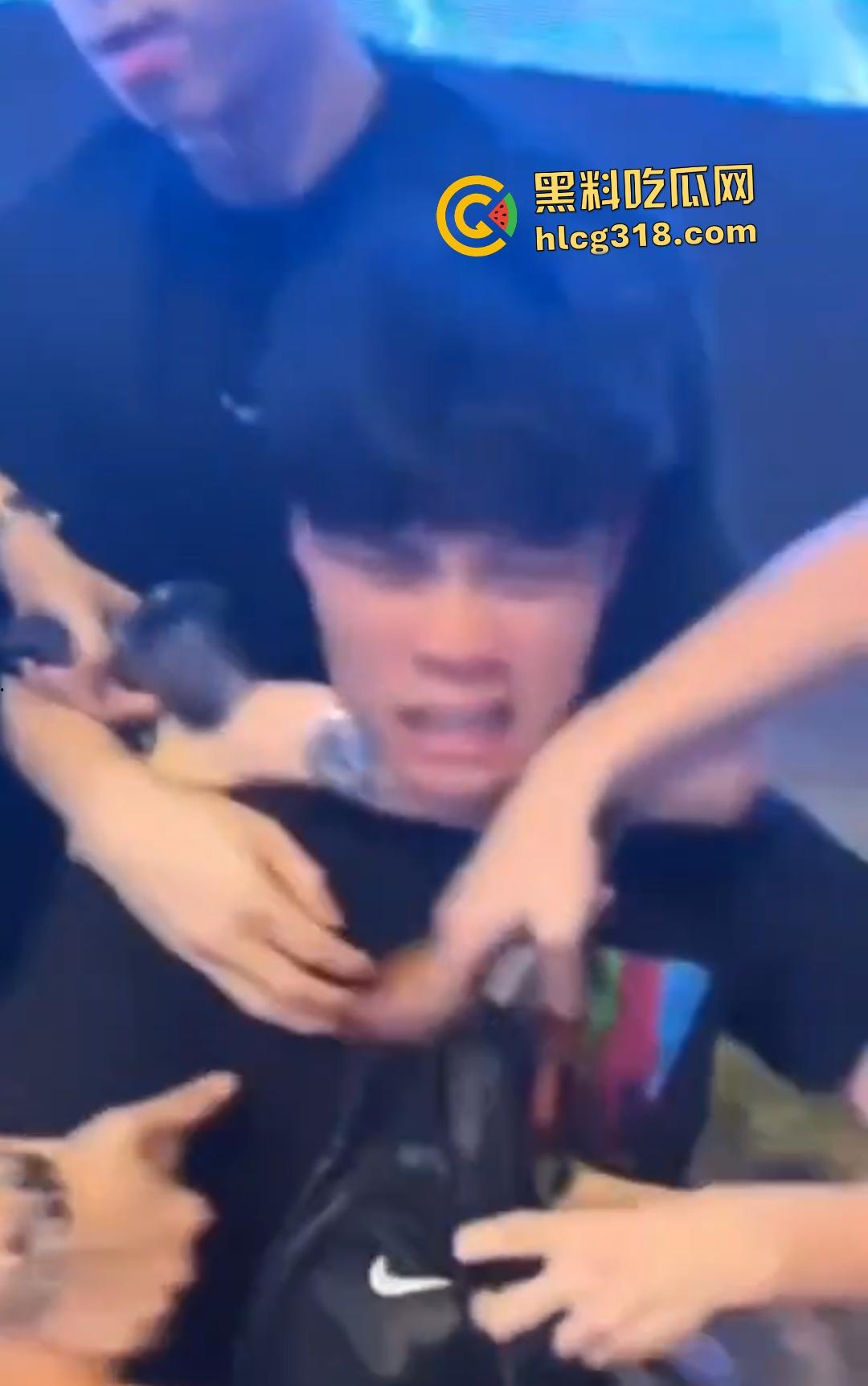 男子街头戴口罩偷拍裙底翻车被抓现行!想逃跑遭小伙群围裸缴,还露出真面目!-6