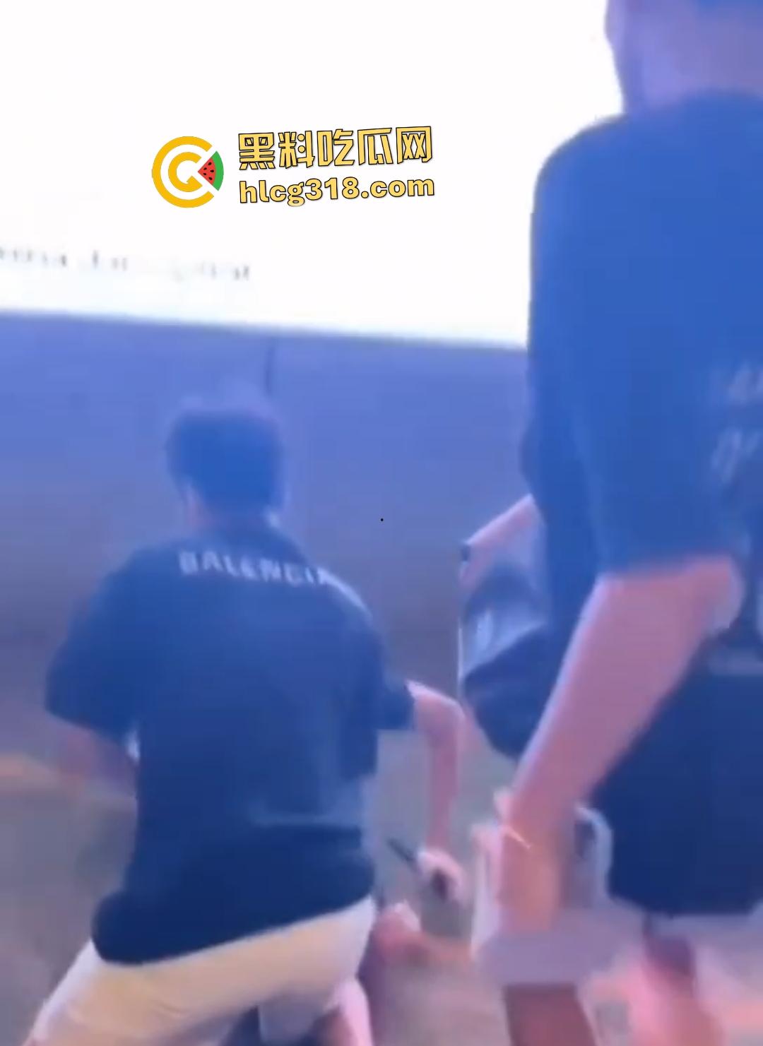 男子街头戴口罩偷拍裙底翻车被抓现行!想逃跑遭小伙群围裸缴,还露出真面目!-7