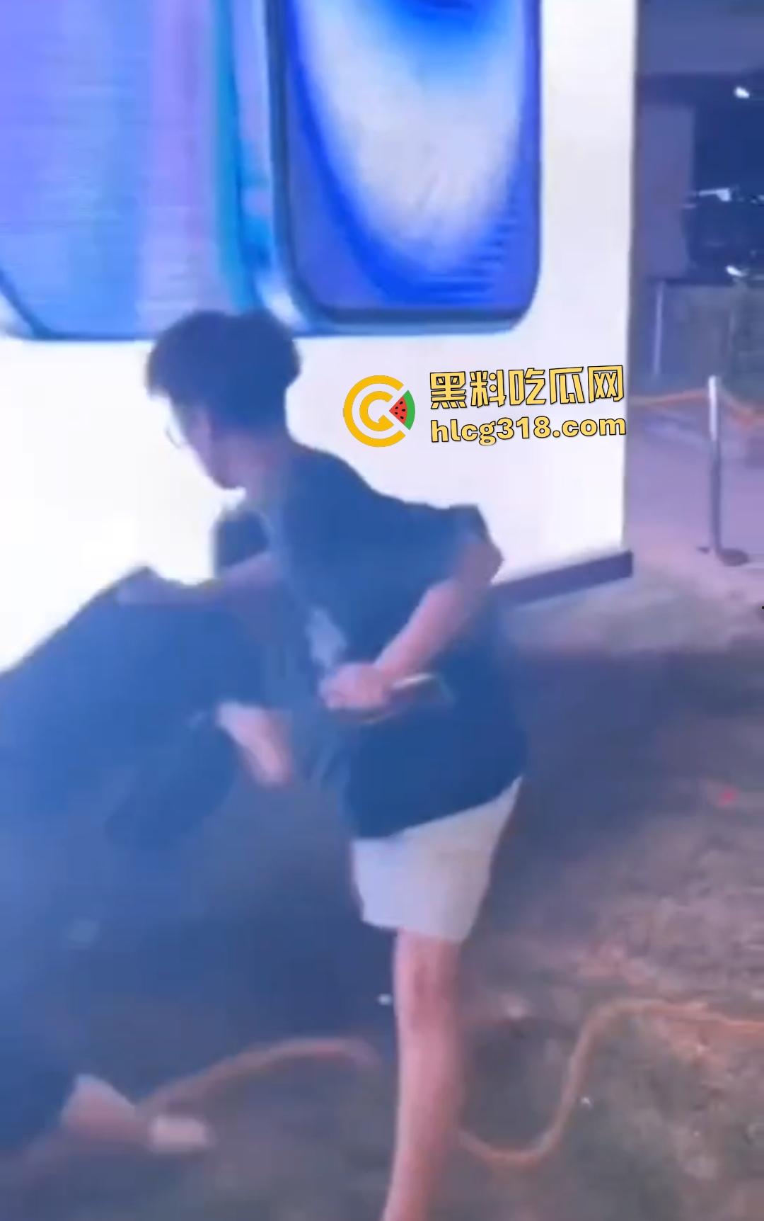 男子街头戴口罩偷拍裙底翻车被抓现行!想逃跑遭小伙群围裸缴,还露出真面目!-8