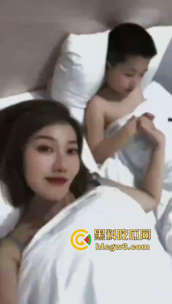 山西长治模范教师成教育界耻辱 张老师出轨男学生床照丑闻曝光 小屁孩都敢搞,露骨聊天记录看完全校轰动!-15