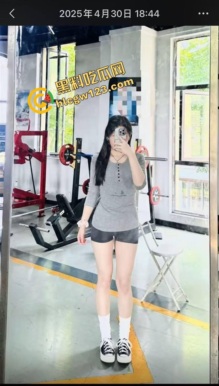 绍兴绿帽老哥带老婆约炮单男,结果被操到高潮的媳妇反手训他你把嘴闭上,好好看人家操我!-2