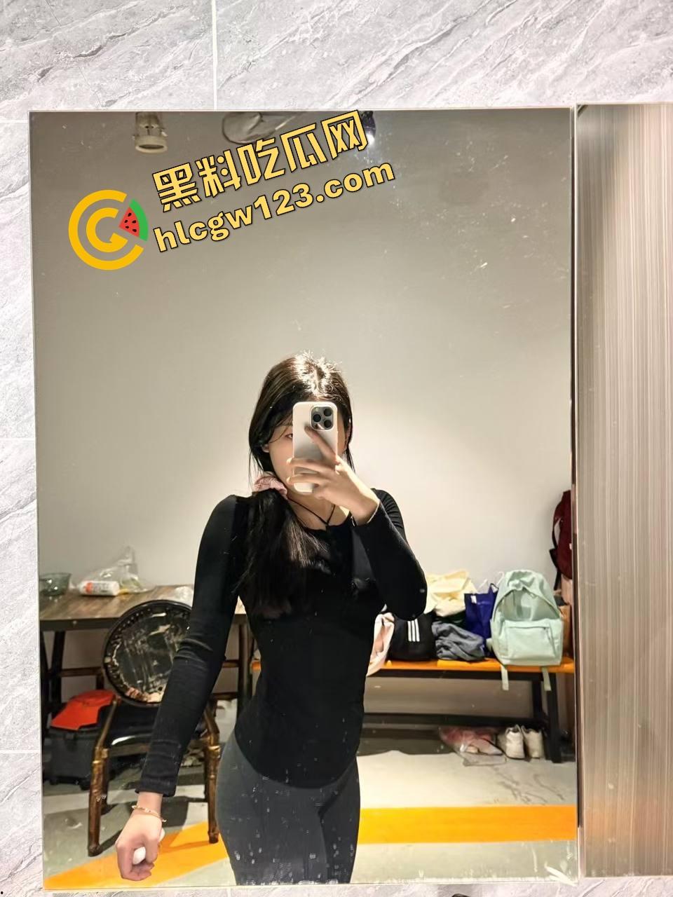 绍兴绿帽老哥带老婆约炮单男,结果被操到高潮的媳妇反手训他你把嘴闭上,好好看人家操我!-3