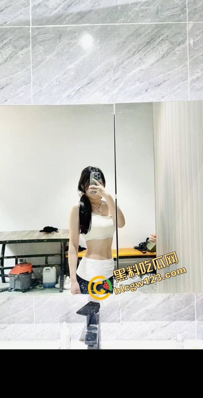 绍兴绿帽老哥带老婆约炮单男,结果被操到高潮的媳妇反手训他你把嘴闭上,好好看人家操我!-6