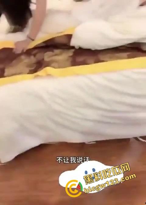 绍兴绿帽老哥带老婆约炮单男,结果被操到高潮的媳妇反手训他你把嘴闭上,好好看人家操我!-9