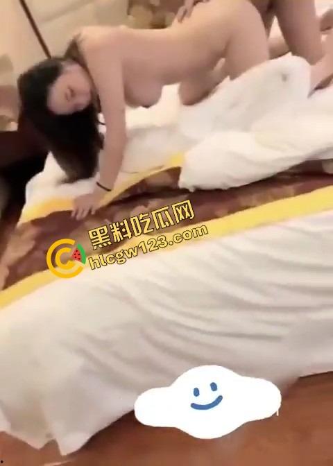 绍兴绿帽老哥带老婆约炮单男,结果被操到高潮的媳妇反手训他你把嘴闭上,好好看人家操我!-17