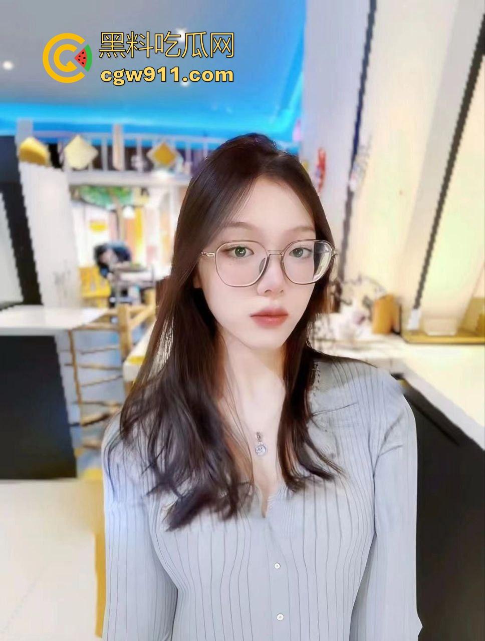 成都第一人民医院反差眼镜妹成功拿下,欲望强烈多次约炮,护士服下藏着母狗的灵魂,极致反差淫荡,淫叫不断!-1