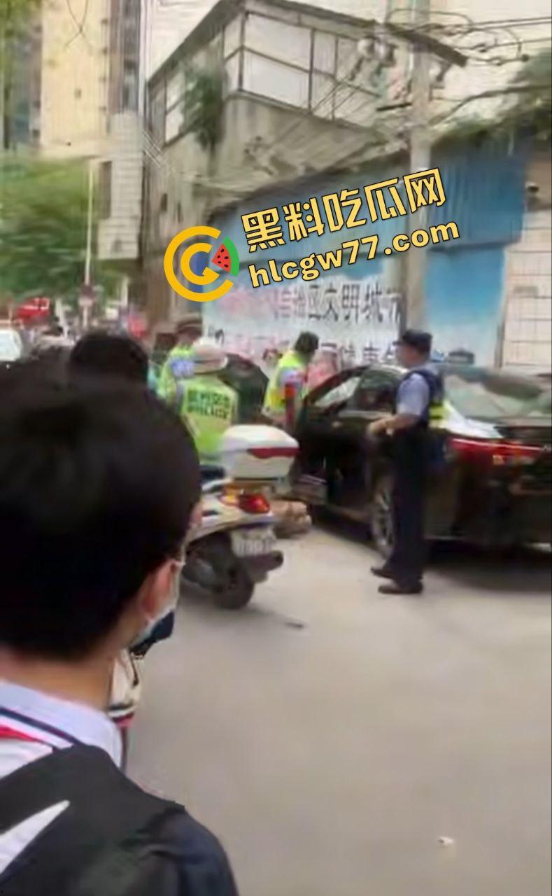 钦州实验学校门口血腥屠杀！无牌车女魔头撞死一堆学生，现实GTA5刀光剑影！-3