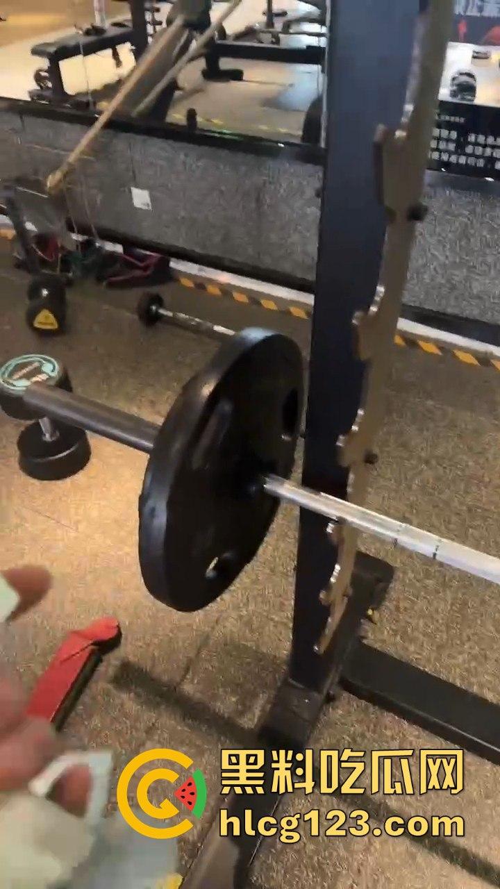 健身房惊爆骚操作!男子脱下医美女内裤猛闻,还在群里直播,内裤上沾着分泌物!-9