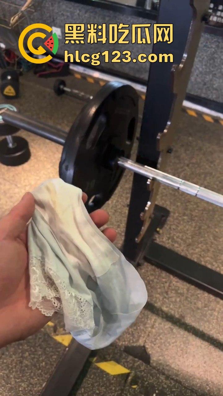 健身房惊爆骚操作!男子脱下医美女内裤猛闻,还在群里直播,内裤上沾着分泌物!-11