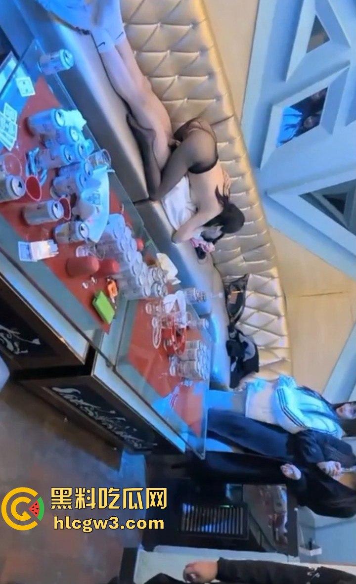 KTV包厢变炮房 黑丝小妹喝多了直接当众开操 精神小伙顶到叫声回荡 做爱全程兄弟拍 姐妹看热闹!-4