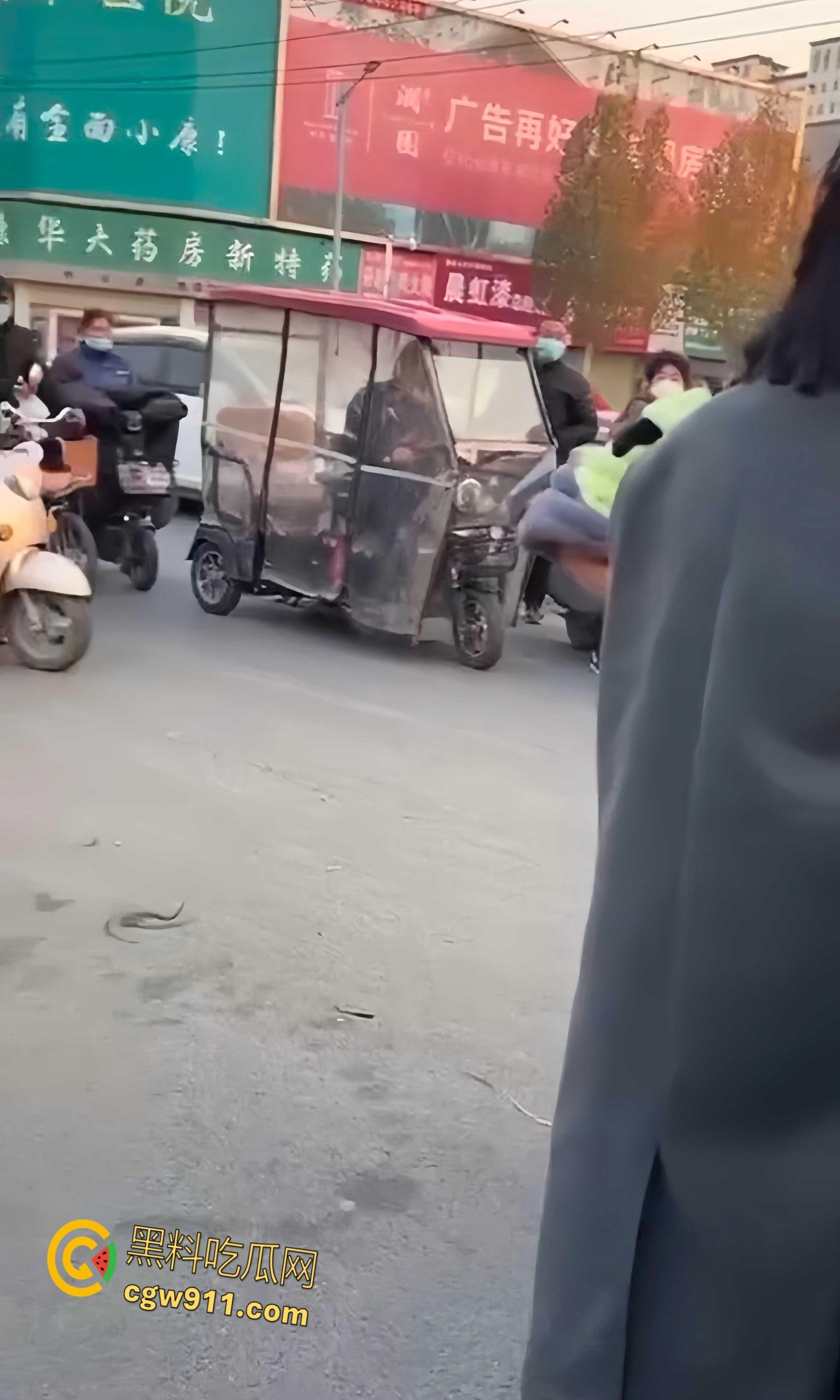 温州街头惊爆火辣抓奸大戏，原配带人当街手撕小三，怒骂掌掴不断，头发都给人家剪掉，场面火爆到炸！-1