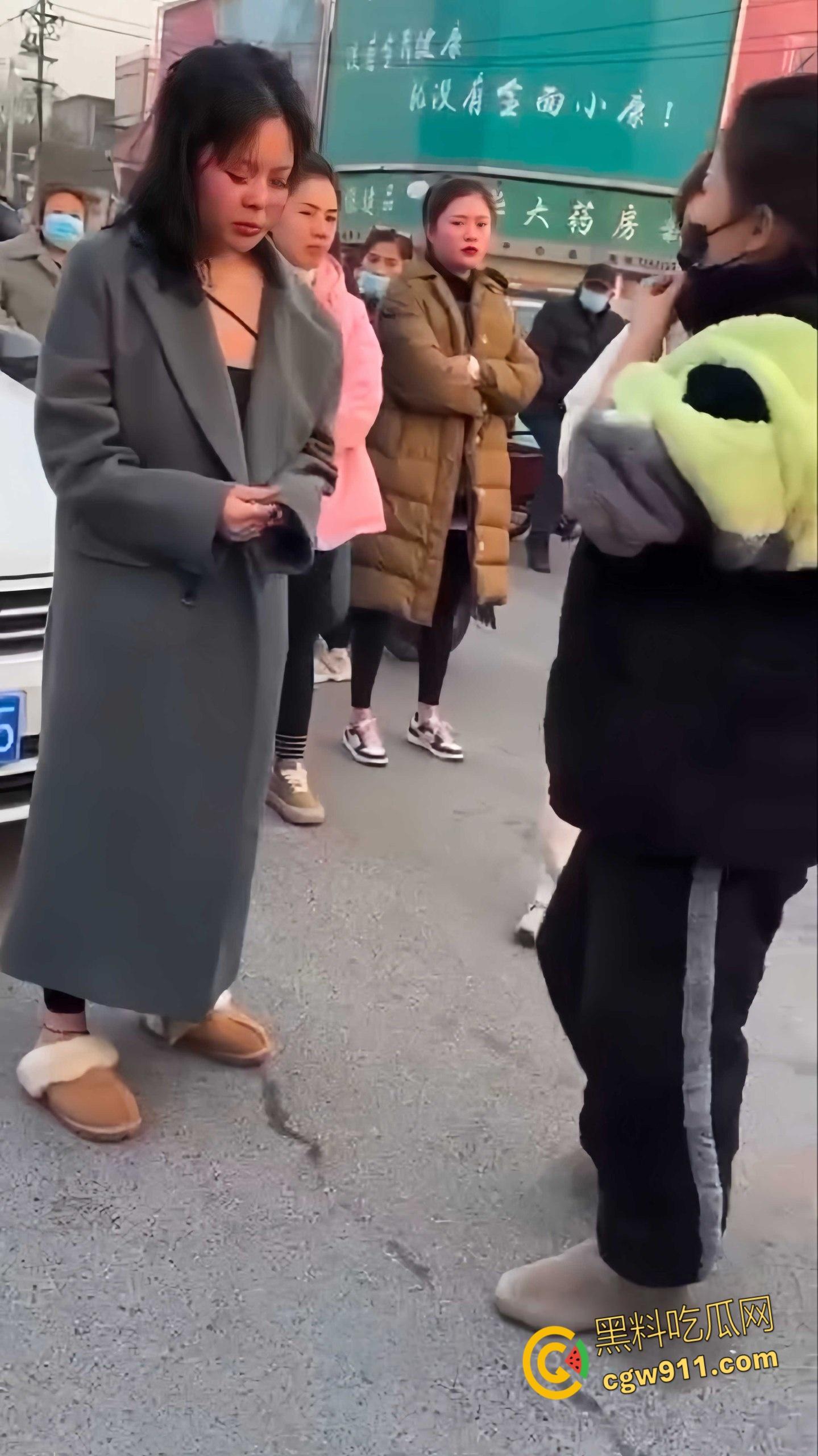 温州街头惊爆火辣抓奸大戏，原配带人当街手撕小三，怒骂掌掴不断，头发都给人家剪掉，场面火爆到炸！-3