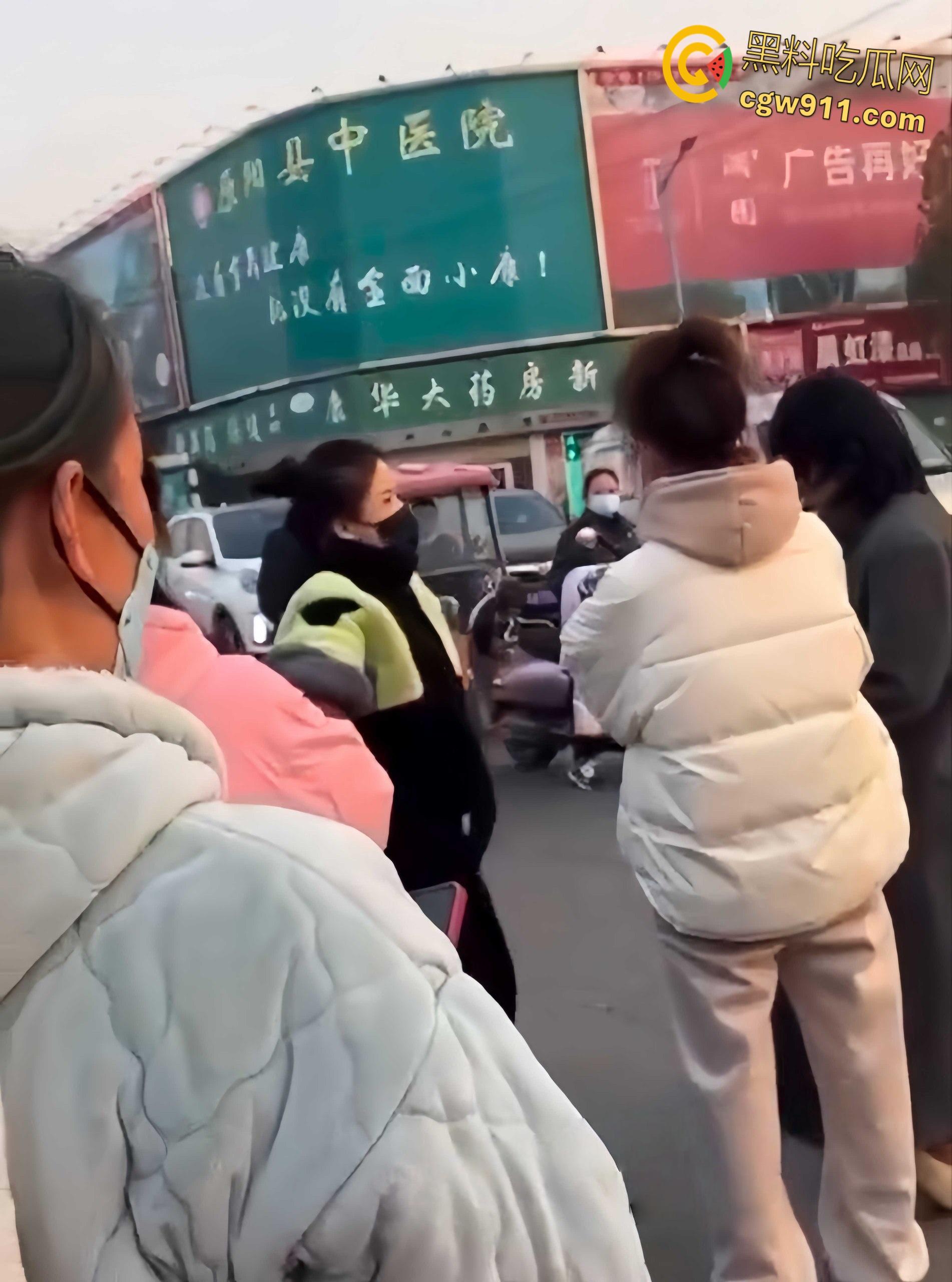 温州街头惊爆火辣抓奸大戏，原配带人当街手撕小三，怒骂掌掴不断，头发都给人家剪掉，场面火爆到炸！-6