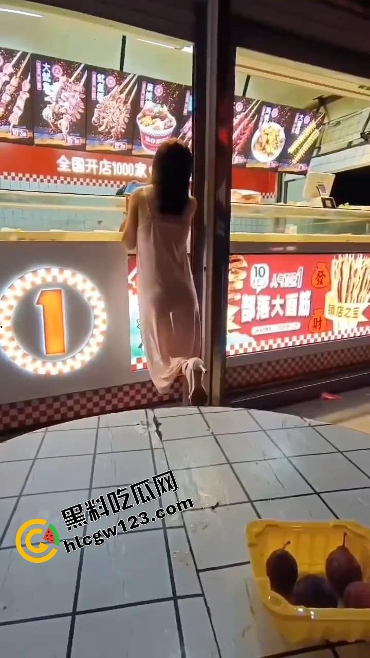 你相信光吗?郑州小婊深夜执行主人的羞耻任务,透明薄睡衣漏点出门,全程走光还舔着嘴说我好兴奋!-9