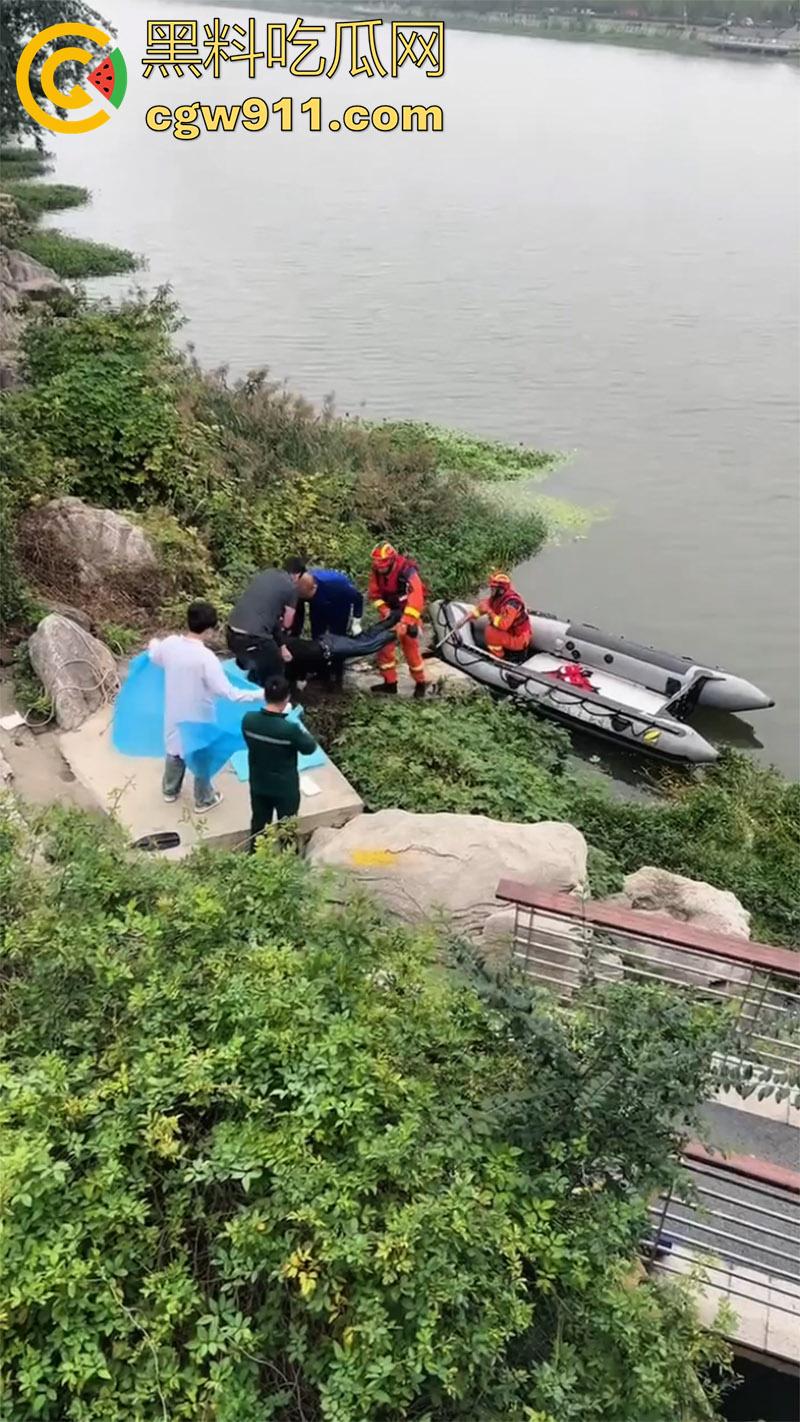 山东滕州荆河路荆河桥,附近打捞出一男子尸体,又是钓鱼佬发现的,疑似上游冲到下游,怀疑是为情自尽!-7