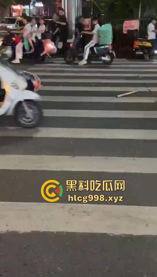 潮阳棉城精神小伙街头斗殴!马刀上手,砍到手臂当场飞掉!-9