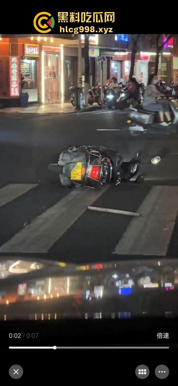 潮阳棉城精神小伙街头斗殴!马刀上手,砍到手臂当场飞掉!-11