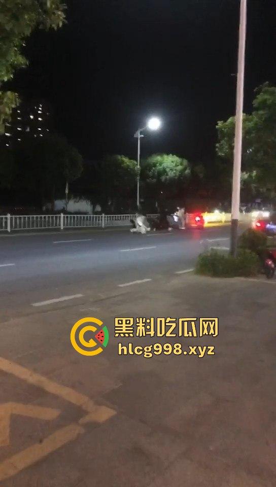 潮阳棉城精神小伙街头斗殴!马刀上手,砍到手臂当场飞掉!-12