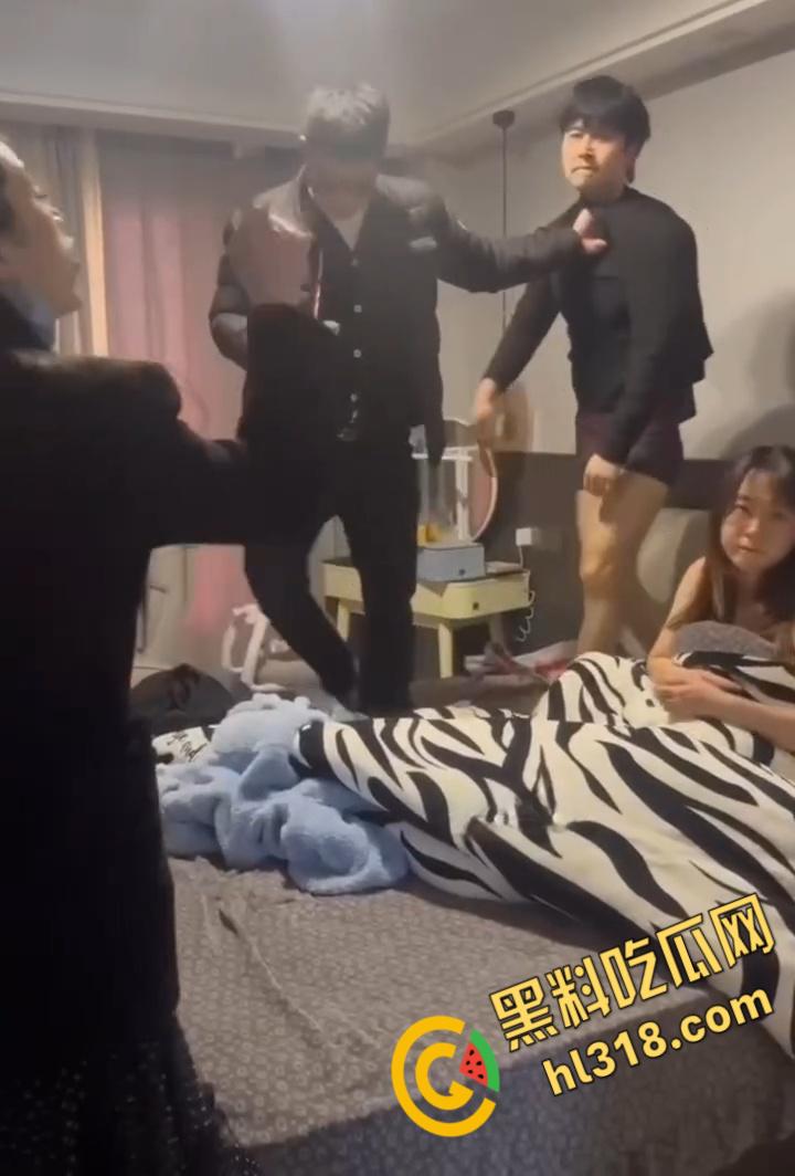 浙江苍南音乐老师【洪冬暖】,出轨肌肉猛男被抓,原配带队酒店掀翻床戏,对白暴揍场面超燃!-10