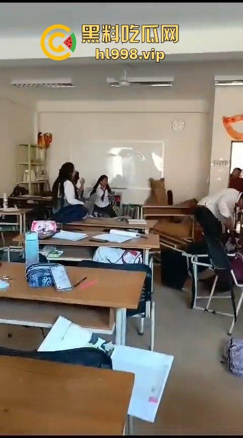 广西百色中学男生玩笑开翻,掏刀狂捅女生!现场尖叫不断,场面混乱不堪!-10