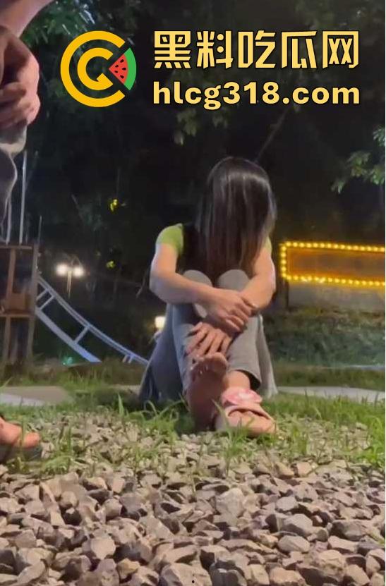 快手低俗直播pk吃惩罚！输了就拖鞋大力抽逼 虽然有牛仔裤挡着但感觉还是很疼 这种直播真有人看吗？-7