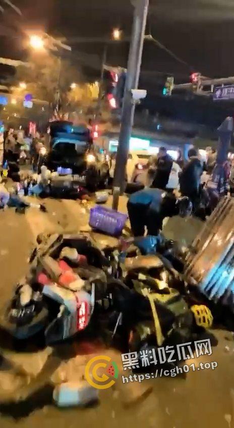 北京二环宽街路口兰博基尼连环撞人 死伤数十人 微博相关报道被封禁 男子疑似高官子弟 现场视频曝光-6