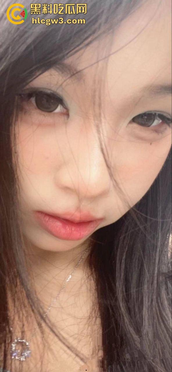 广州06年骚逼【徐家淇】极品反差白嫩女学生!雪般无瑕肌肤,清纯外表下的妩媚肉体太他妈润了!-1