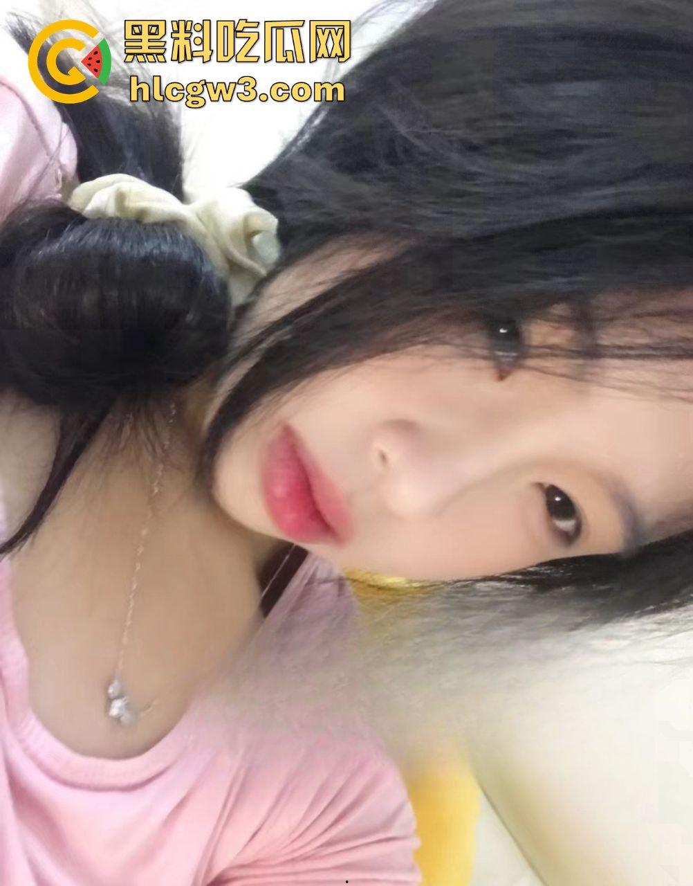 广州06年骚逼【徐家淇】极品反差白嫩女学生!雪般无瑕肌肤,清纯外表下的妩媚肉体太他妈润了!-3