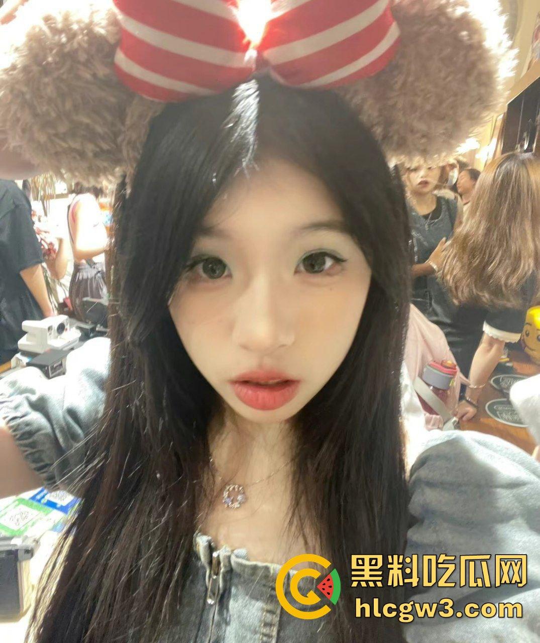 广州06年骚逼【徐家淇】极品反差白嫩女学生!雪般无瑕肌肤,清纯外表下的妩媚肉体太他妈润了!-4