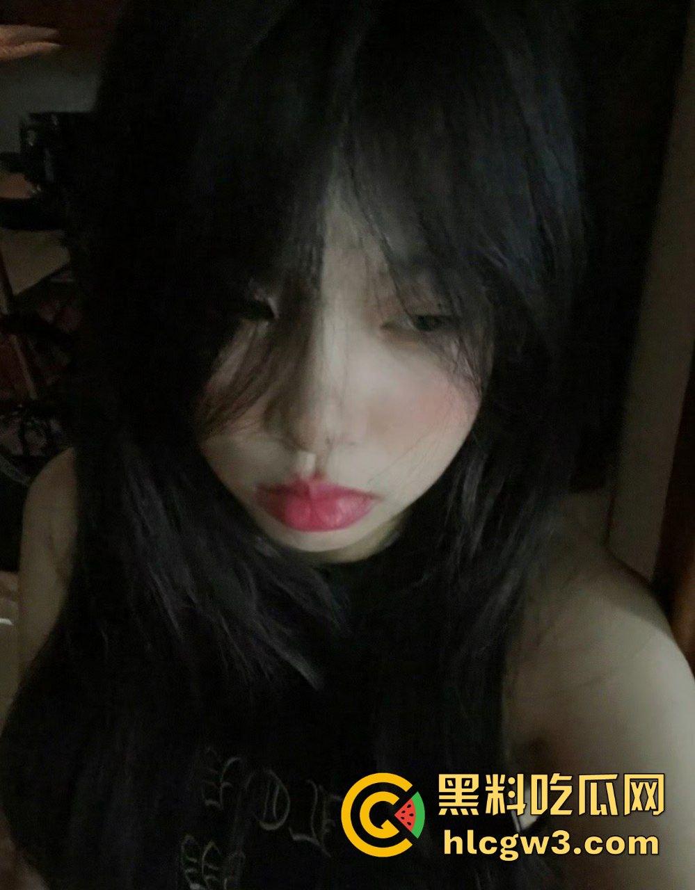 广州06年骚逼【徐家淇】极品反差白嫩女学生!雪般无瑕肌肤,清纯外表下的妩媚肉体太他妈润了!-14