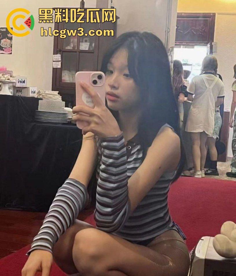 广州06年骚逼【徐家淇】极品反差白嫩女学生!雪般无瑕肌肤,清纯外表下的妩媚肉体太他妈润了!-15