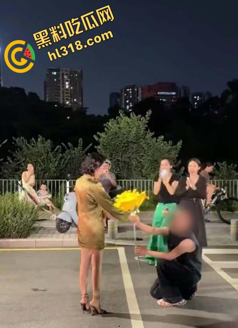 深圳南山区苑南路,老牛吃嫩草求婚现场,送俩束超大鲜花,多大的屋子才能搁下这两个大玩意儿 !-5