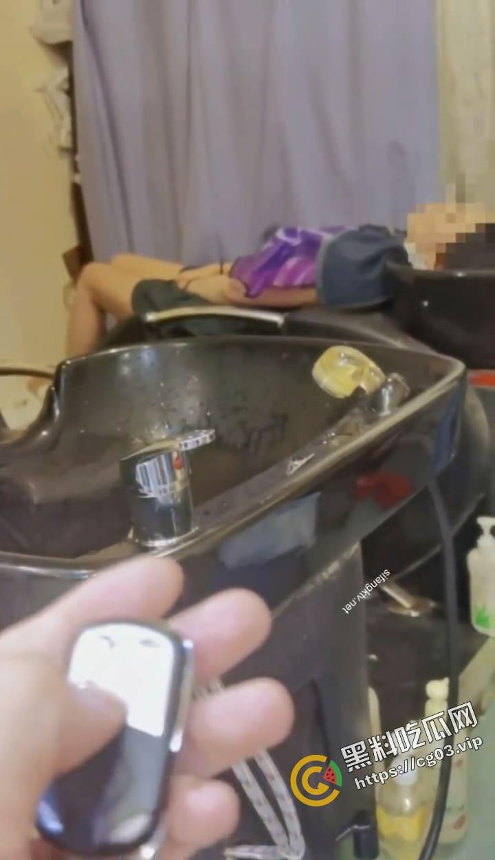 香港 情侣街头一日游 长腿少女塞跳蛋  穿超短裙无内真空 勾引陌生人 公共场合大玩露出 网民怒斥不知廉耻-6