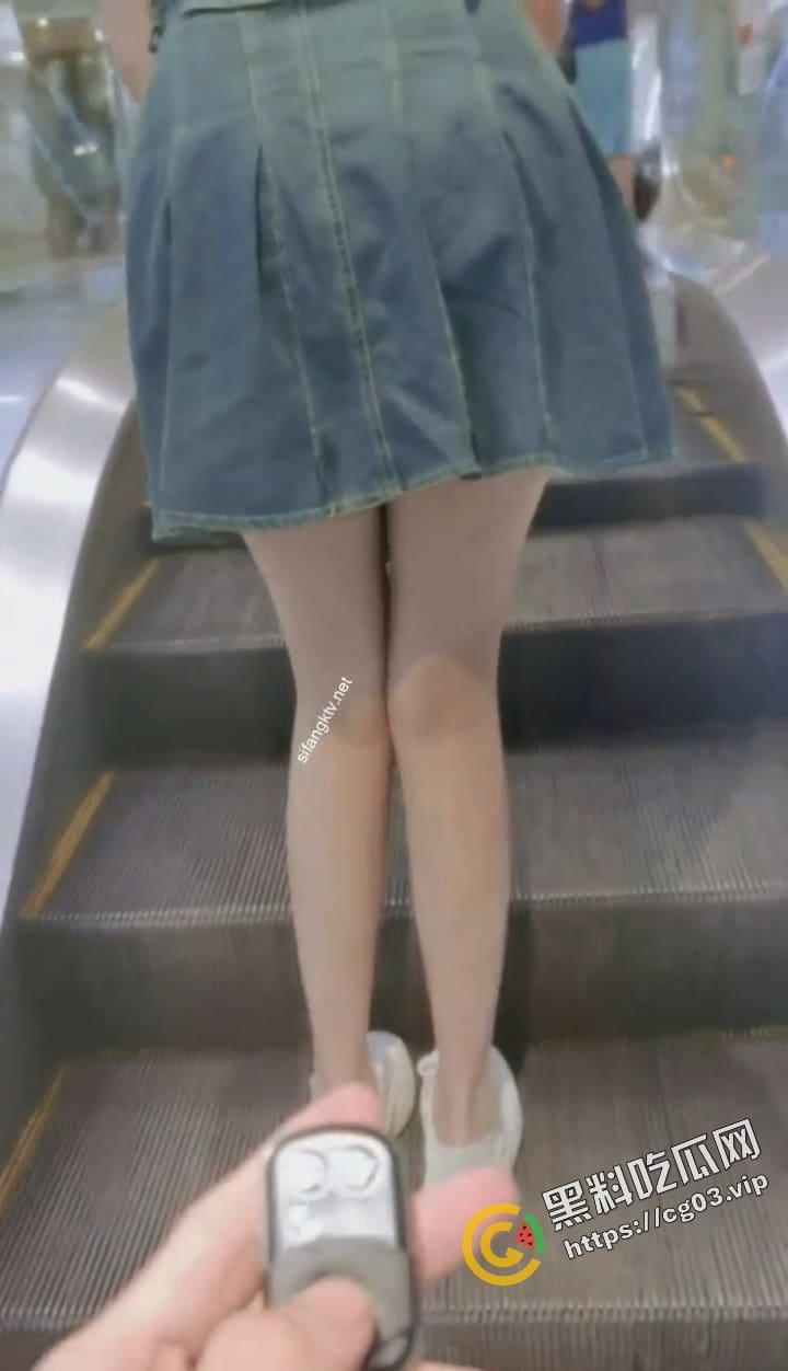 香港 情侣街头一日游 长腿少女塞跳蛋  穿超短裙无内真空 勾引陌生人 公共场合大玩露出 网民怒斥不知廉耻-7