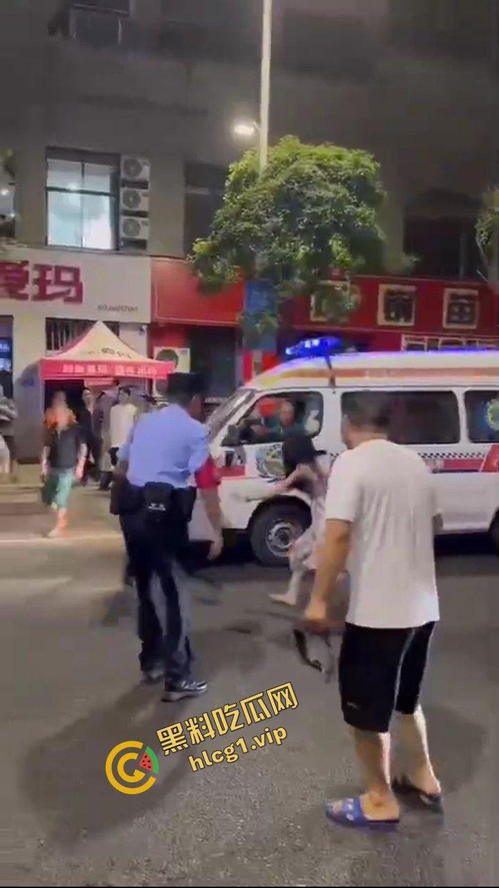 逆了苍天!重庆龙湖美岸 惊现疯癫女!与警察玩捉人游戏!爆笑现场!-1