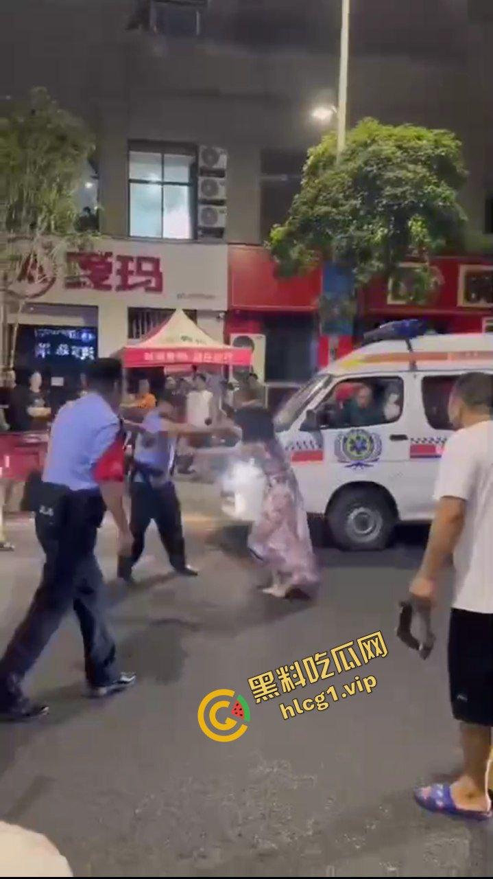 逆了苍天!重庆龙湖美岸 惊现疯癫女!与警察玩捉人游戏!爆笑现场!-3