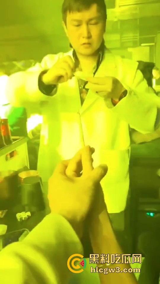 酒吧魔术大神硬核助攻!一张纸变出避孕套,妹子羞得脸红,男子笑得硬了今晚稳了!-3