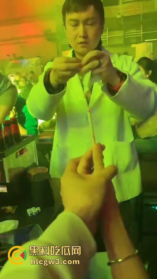 酒吧魔术大神硬核助攻!一张纸变出避孕套,妹子羞得脸红,男子笑得硬了今晚稳了!-4