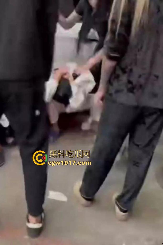 东北吉林豪横精神小伙小妹拳打脚踢白衣男,满嘴“打你咋地打你咋滴”,谁让白衣男欺负别人媳妇呢,找打!-8