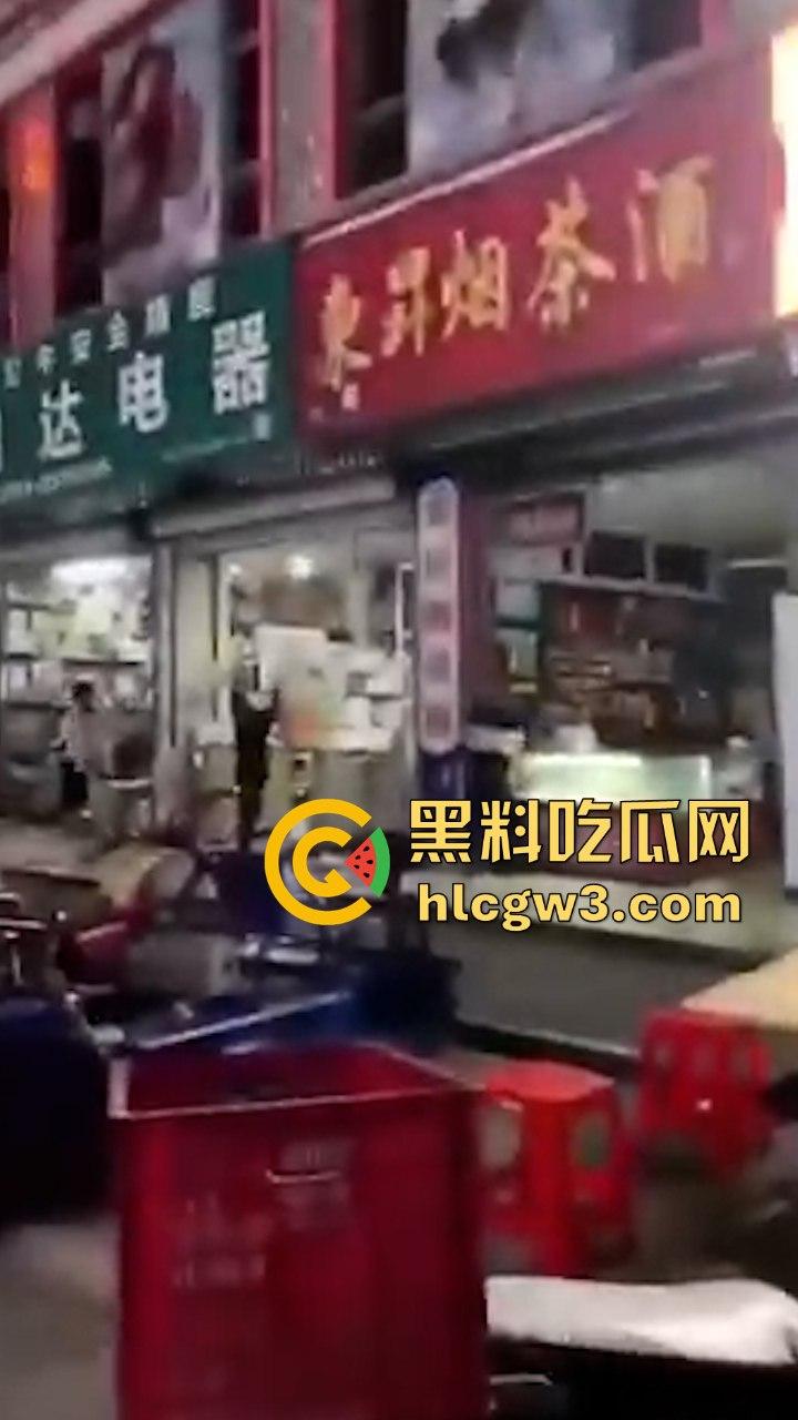 前有公务车街头撞飞摩托男 后有半夜突袭查抄商户 广东潮汕这是在年底冲业绩吗?-2