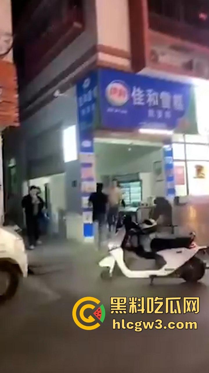 前有公务车街头撞飞摩托男 后有半夜突袭查抄商户 广东潮汕这是在年底冲业绩吗?-5