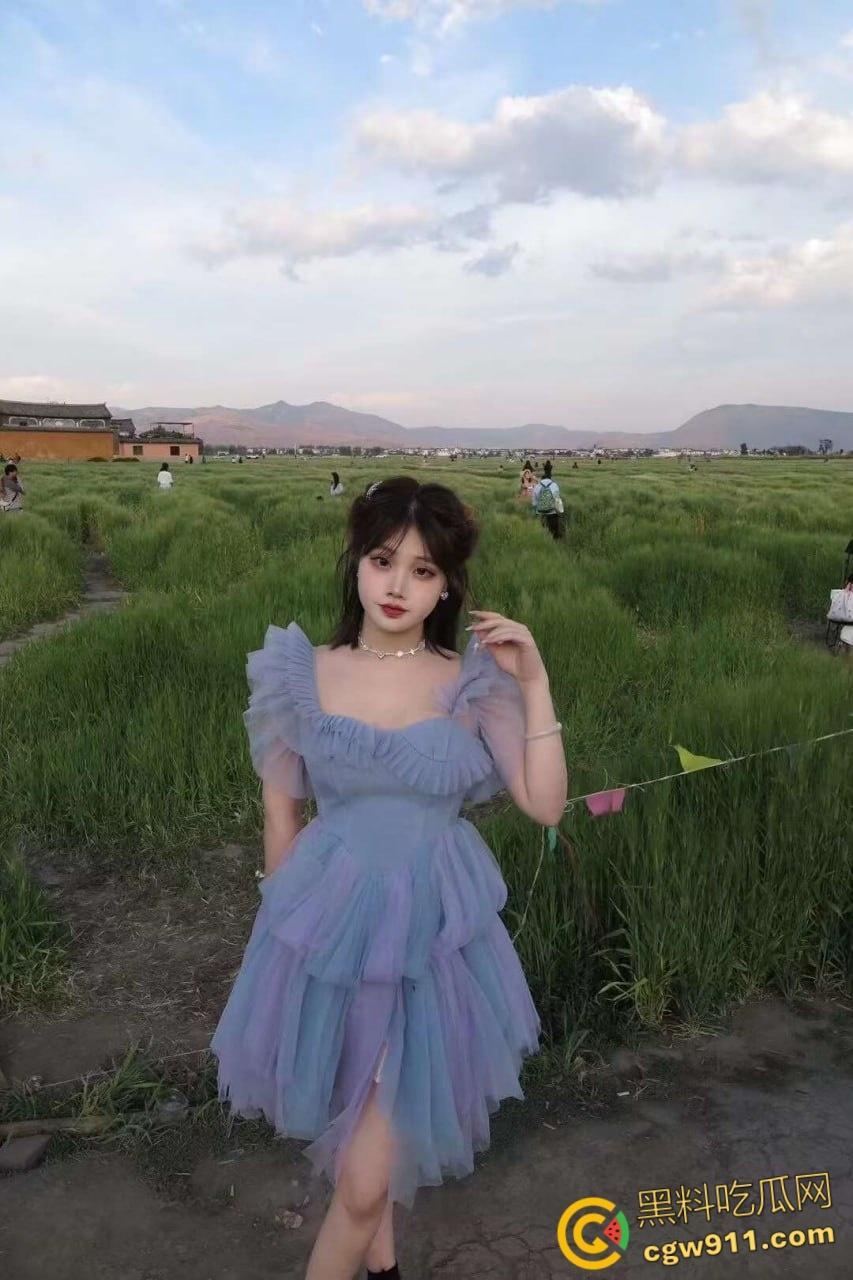 热恋期的小情侣在出租房热火朝天,高颜值清纯嫩妹,各种姿势深喉口交,含着大屌不肯松口,翘着屁股被无套内射 !-2