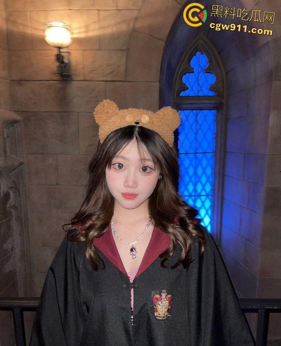 热恋期的小情侣在出租房热火朝天,高颜值清纯嫩妹,各种姿势深喉口交,含着大屌不肯松口,翘着屁股被无套内射 !-3