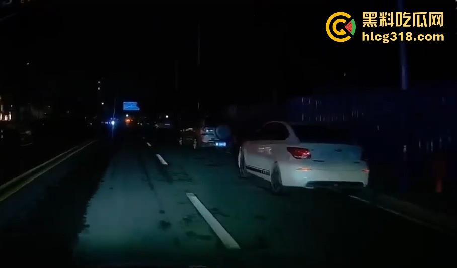 夜晚停车位偶遇户外博主,马路边操逼,灯光移开马上继续,也不知道有没有吓阳痿!-1