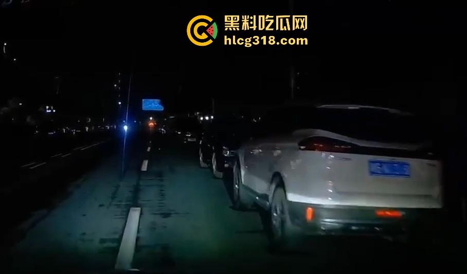 夜晚停车位偶遇户外博主,马路边操逼,灯光移开马上继续,也不知道有没有吓阳痿!-2
