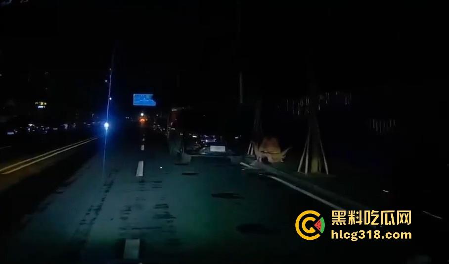 夜晚停车位偶遇户外博主,马路边操逼,灯光移开马上继续,也不知道有没有吓阳痿!-3