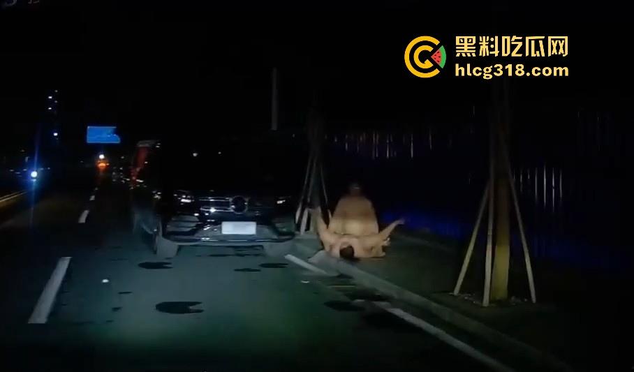 夜晚停车位偶遇户外博主,马路边操逼,灯光移开马上继续,也不知道有没有吓阳痿!-4
