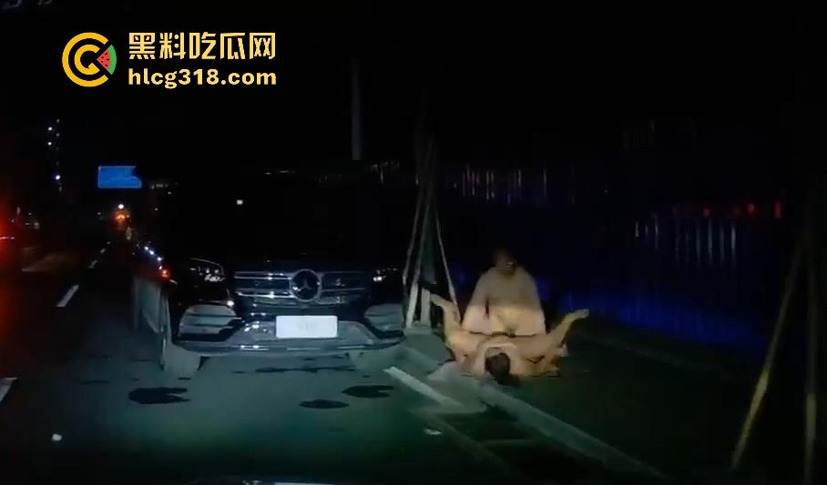 夜晚停车位偶遇户外博主,马路边操逼,灯光移开马上继续,也不知道有没有吓阳痿!-5